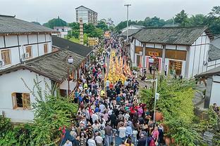 戈贝尔谈比赛：我们得让自己保持冷静 并在遇到困难时打团队篮球